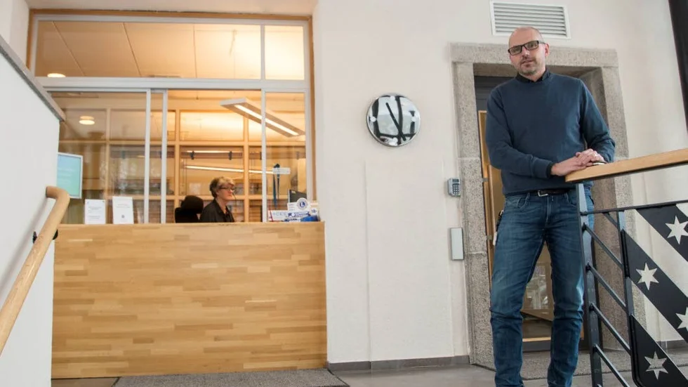 Besöksrutiner. Öppet och tillgängligt, men med mer ordnade rutiner. Det blir grunden för besök vid kommunhyuset i söderköping, berättar säkerhetssamordnare Johan Kaljo. I receptionen syns Eva Samson, receptionsansvarig.