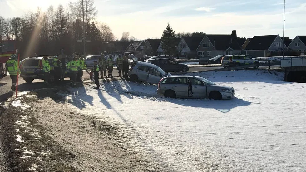 De båda inblandade bilarna hamnade i en liten slänt i samband med olyckan.