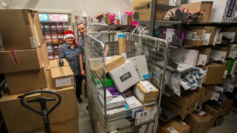Paket. Trångt både på och mellan hyllorna är det vid posthanteringen på Ica Supermarket. Linda Oldenberg, ansvarig för förbutik och post och butikschef Christian Anderstedt skymtar bland alla försändelser.