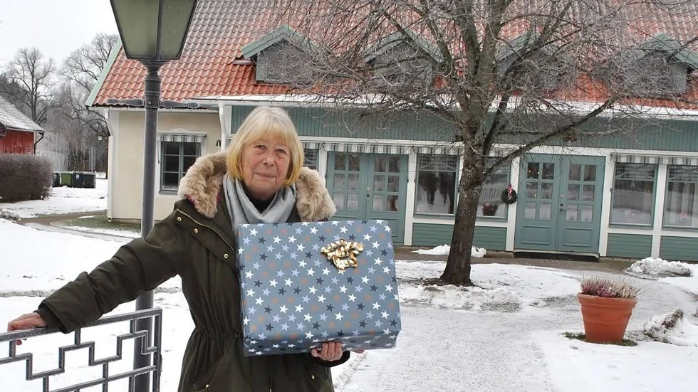 Välkommen. Inga-Lill Östlund framför Drothems församlingshem där det blir julsamkväm.
