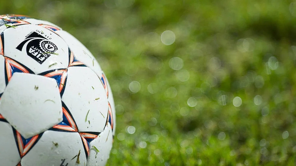 Fotboll. Spelas helst inte inne i tv-rum.