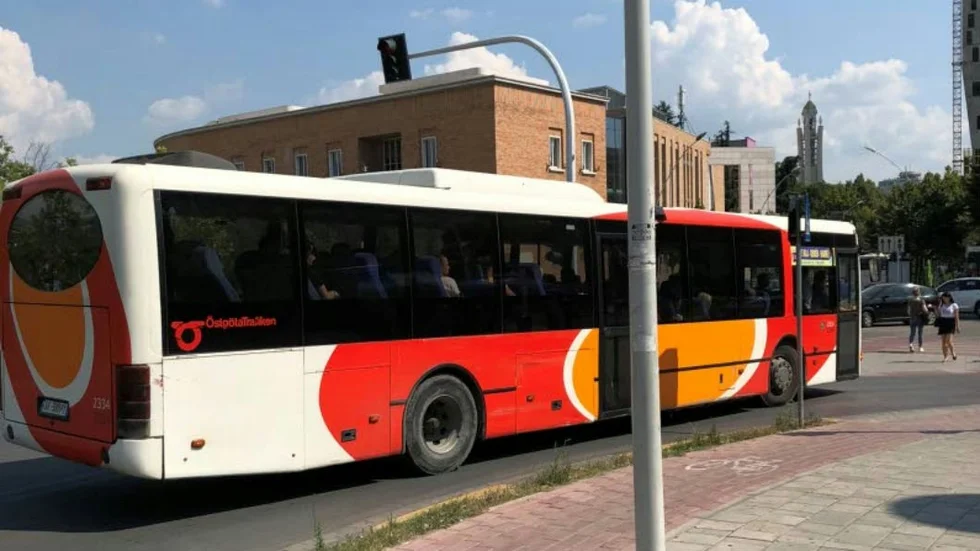 John Weinerhall fick sig en överraskning under semesterresan i Tirana när en av Östgötatrafikens bussar plötsligt dök upp.