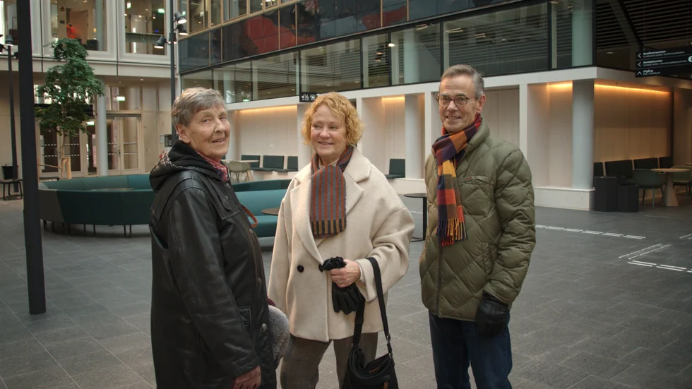 Birgitta Ask, Margareta Kilgren och Gösta Kilgren spanade in det nya stadshuset på tisdagen. "Jättefint", tycker de.