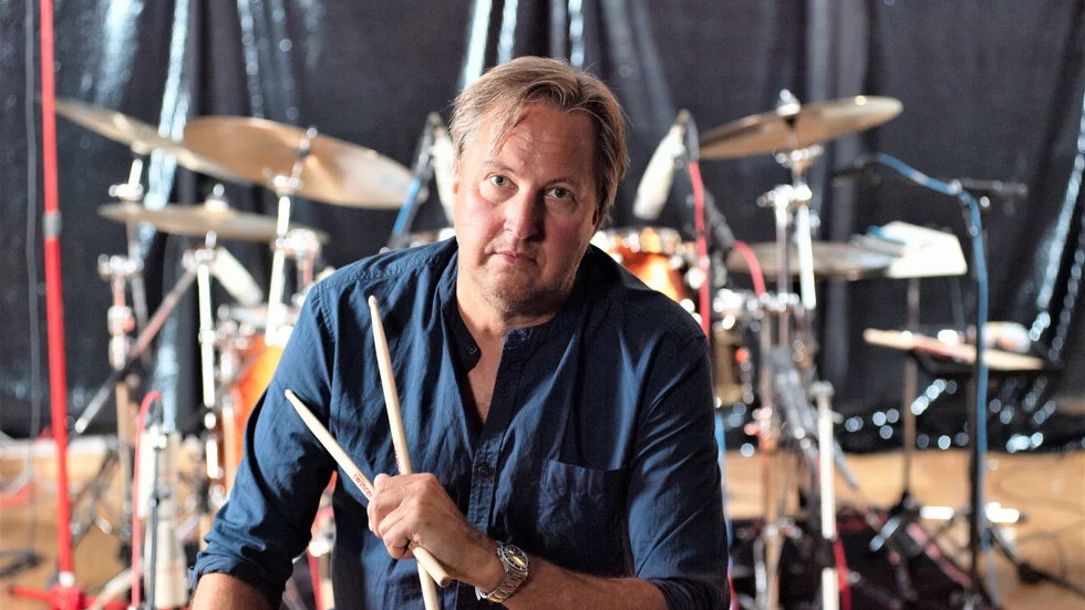 Per Lindvall är flitigt anlitad studiomusiker, bland annat på Abbas skiva "Voyage". Under barnaåren bodde han i Visby, på torsdagen spelar han med Ida Sand på Jazzklubben.