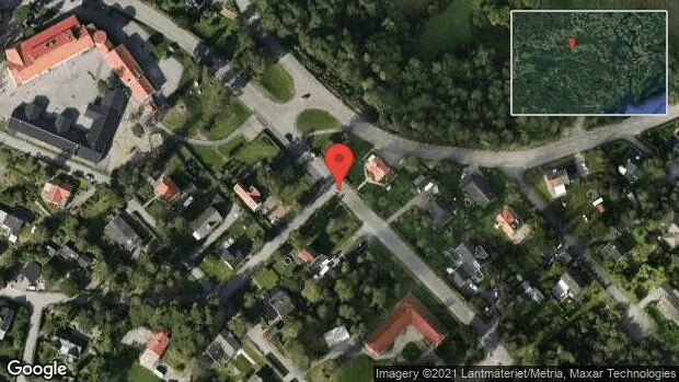 En personbil i singelolycka på väg 734