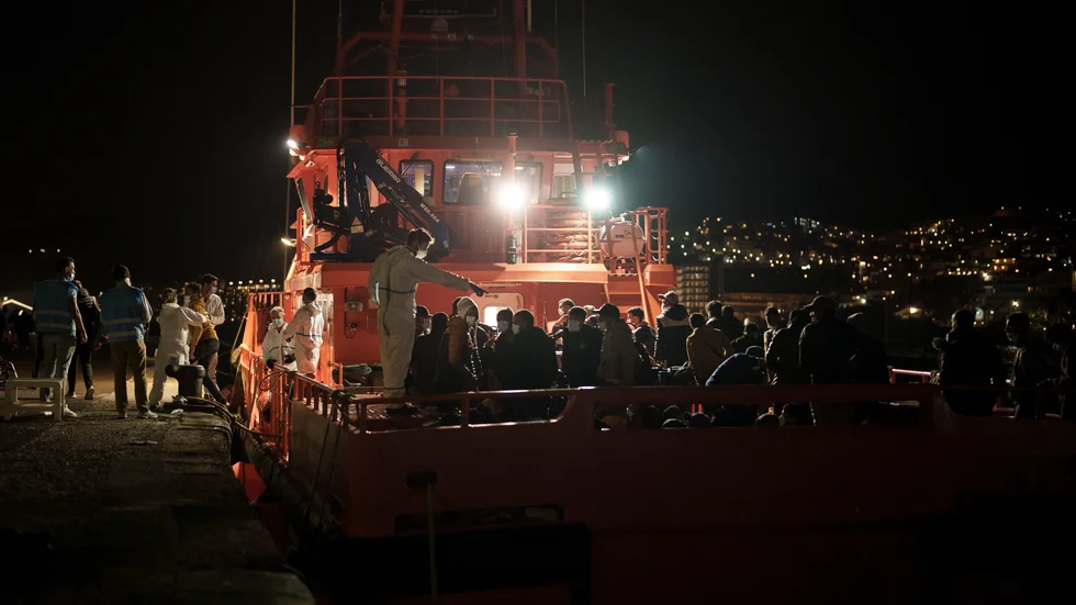 Den spanska kustbevakningens fartyg lägger till i Arguineguín efter att ha plockat upp migranter på havet.