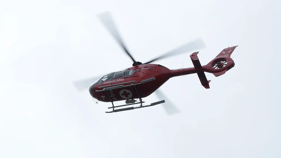 En ambulanshelikopter tillkallades.