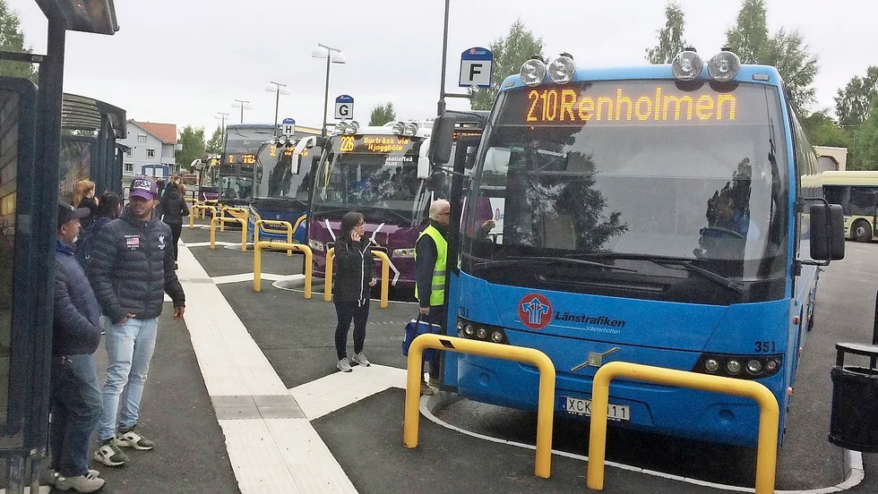 Bussar till vissa byar har varit knäckfrågan i debatten. Enligt grundförslaget skulle Renholmen förlora sin allmänna buss, och bara ha skolbuss. 