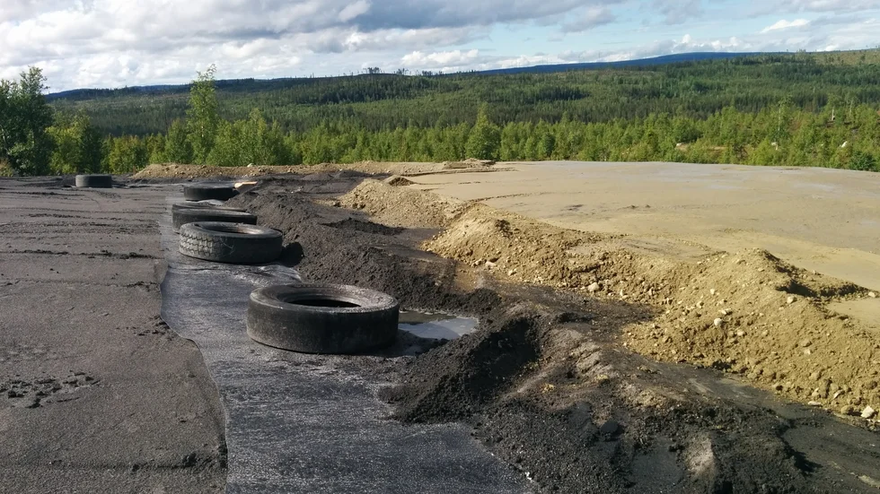 Vid den nedlagda gruvan i Svärtträsk har man använt grönlutslam i samband med täckningen.