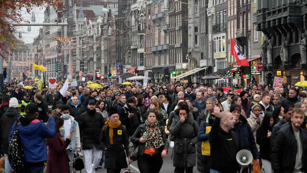 Många deltagare i lördagens demonstration i Amsterdam mot coronarestriktioner.