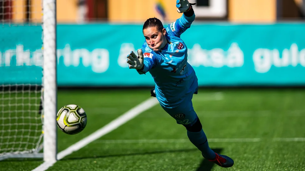Emma Lind, målvakt med ursprung i Vadstena, får i oktober debutera i A-landslaget i fotboll.