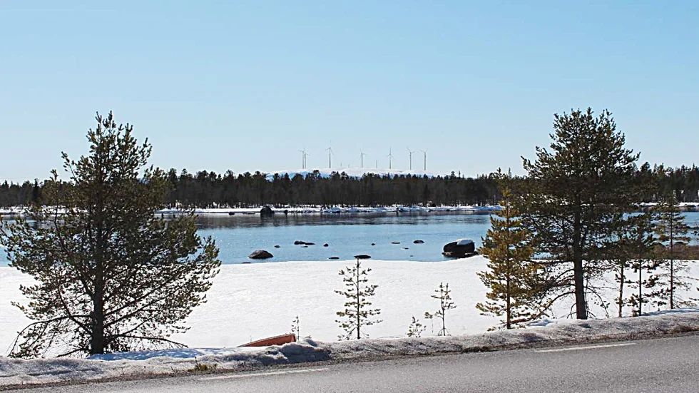 Skellefteå Kraft visar här med ett fotomontage hur det skulle se ut om sju av vindkrafttornen skulle vara 330 meter höga. Bilden är tagen från väg 95, Silvervägen.