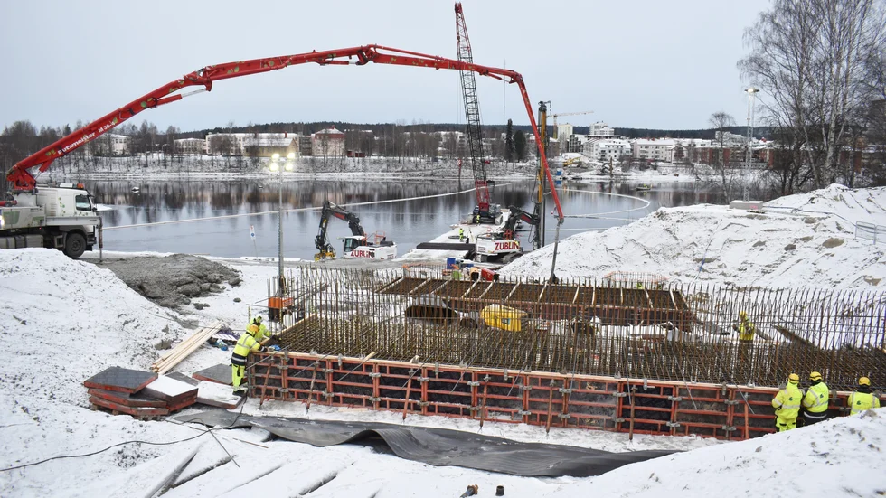 Här görs de två första fundamenten för Karlgårdsbron. Det närmaste är extra brett, det beror på att den även ska bära en gång- och cykelväg. Över bron ska gång- och cykelvägen hänga på utsidan, så där behövs inga extra stöd. 