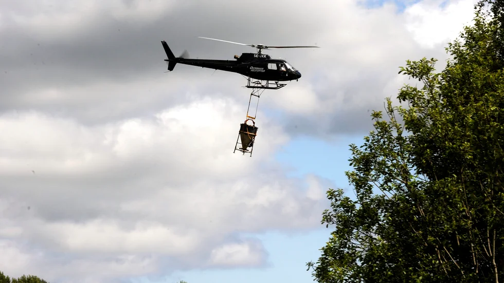 Myggbekämpning sker med helikopter.