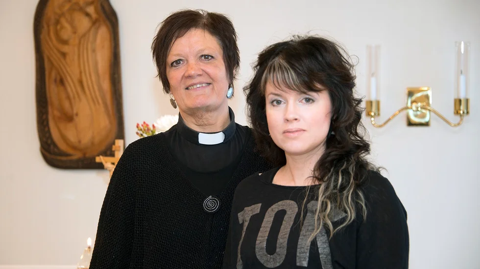 Metalmässa. På lördagskvällen kommer kyrkoherde Ingrid Holmström Pavval och församlingsmusiker Ellinor Stenlund med flera att se till att Arvidsjaurs kyrka rockar hårt. Församlingen håller då en metalmässa, en gudstjänst med hårdrockstema. Foto: Foto: GÖRAN WESTERLUND.