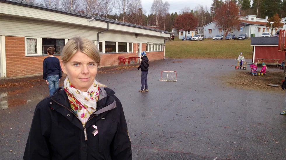 På skolgården. Malin Galfvensjö vill att Sjungande Dalen får behålla sin skola. Foto: Yvonne Rönngren.