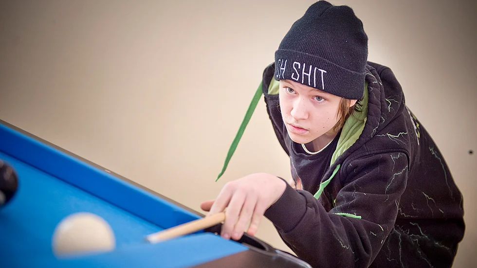 Biljard. Petrus Lundberg, 16 år, trivs i uppehållsrummet, något han inte gjorde i sin gamla skola. Foto: Lars Eriksson.