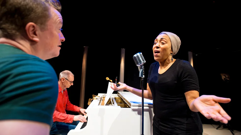 Ensemblen. Regissören Sean Kelly, pianisten Tor Holmström och Fransesca Quartey repeterar inför lördagens premiär. Foto: Emilie Sjölund.
