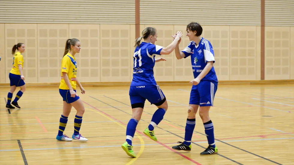 Elin Lundström och Ewelina Persson jublar efter ett av målen i 5–0-segern mot Rönnskär. Foto: Carina Kvist