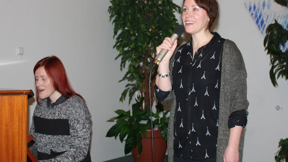 Musicerade. Ida Richardsson och Lisa Parbring sjöng vid lördagsmötet.