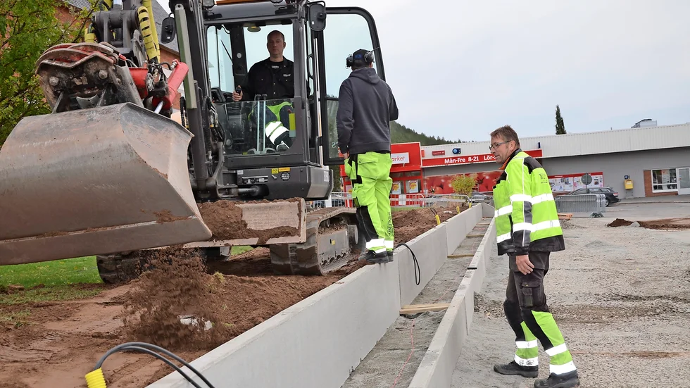 Långbänk. Torgets pågående förvandling har väckt många frågor. Foto: Britta Stenberg.