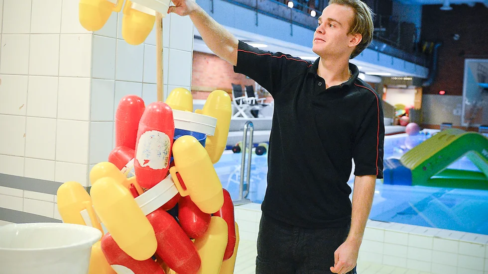 Magnus Lindahl hade inte mycket att göra i badet på fredagsaftonen. Foto: Leif Andersson.