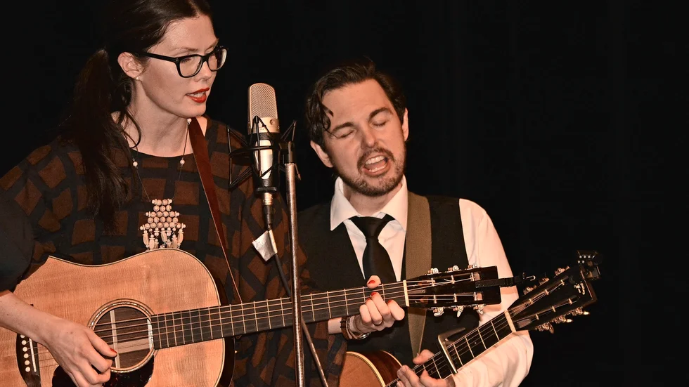 Stämsång. Josefin Mattebo, Johan Öhman och de andra i Sideshow Stringband lockade omkring hundra personer till Medan. Foto: Lennart Enkvist.