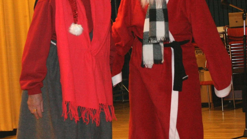 Bejublat besök. Tomtefar och tomtemor var uppskattade besökare på julfesten.