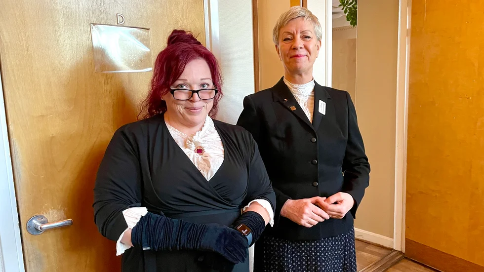 Läraren Camilla Granetin och rektorn Magdalena Norin hade klätt sig i tidsenliga kläder från 1920-talet. 