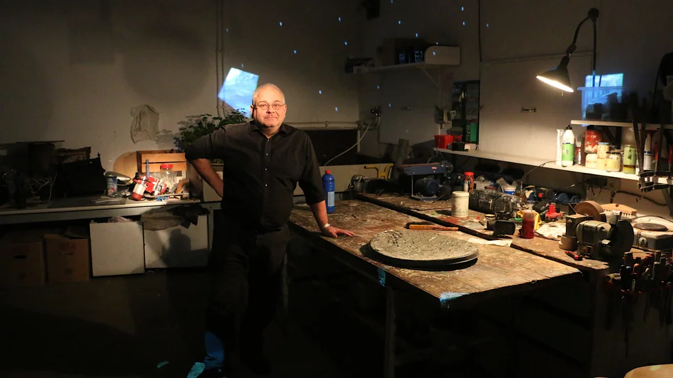 Henrik Teleman experimenterar med tekniken inför den kommande utställningen. Och speglar och projektorer får han filmbilderna att flyga runt i rummet som fragmentariska minnesbilder.