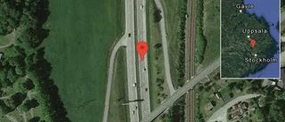 Personbil stillastående på E4 - helt stopp i ett körfält