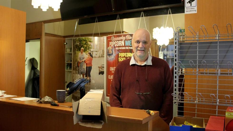 Arbetet med att få biografen redo för den första filmvisningen på fredag är i full gång. Bland annat har man plockat bort lite stolar i salongen för att göra bredare plats mellan raderna, både för bekvämlighet och för att kunna följa coronarestriktioner om att minska trängsel, enligt Håkan Enock. 