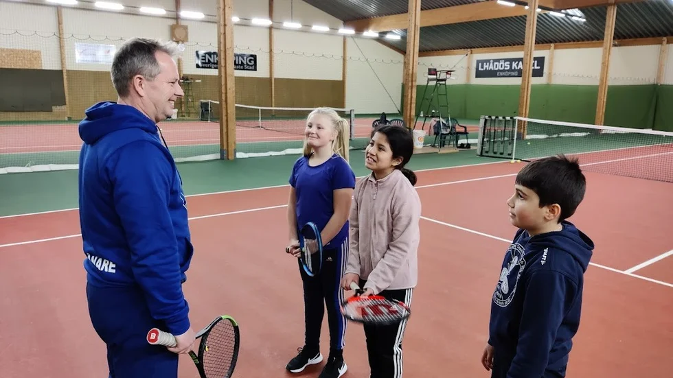 Jonas Eriksson, Elisabeth Sundell, Miranda Jonna Cruz och Sasha Pascal Fält i Enköpings tennishall, där ETK, Enköpings tennisklubb, också gjort möjligheter för padelspel.