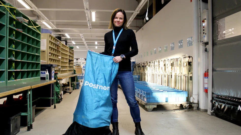 Joanna Kilveus, produktionschef på Postnord i Vimmerby är stolt över att kunna erbjuda möjlighet att skicka förnödenheter till Ukraina. 