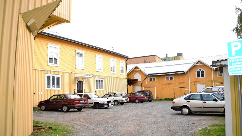 Så här ser det ut på innergården, där båda gula gårdshusen planeras att rivas. Foto: Yvonne Rönngren.