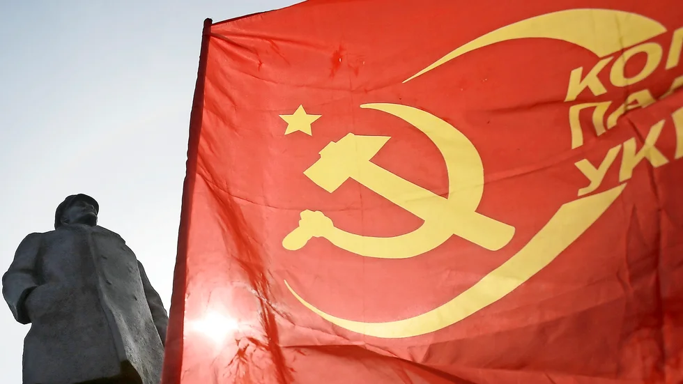 Kommunism. Vänsterpartiet ger ekonomiska bidrag till partier som kräver väpnad revolution.