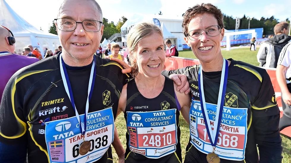 Glad trio. Jan Halvarsson, AnnaCarin Hörlin och Åsa Andersson, samtliga Skellefteå AIK Friidrott, var tre av de löpare från Norranområdet som deltog i Lidingöloppet 15 kilometer. Foto: Hasse Sjögren DECA Text&Bild.