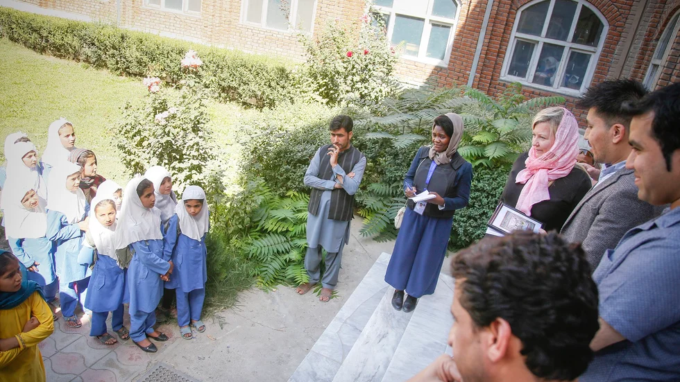 Reporteruppdrag. Maria Kabatanya besöker en skola i Kabul tillsammans med EUPOL:s Head of Mission Pia Stjernvall, rosa slöja, från Finland. Foto: Privat.