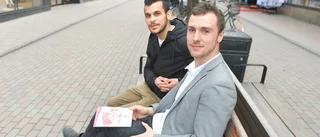 Författarduo lär oss arabiska – Andreas och Moder Mothanna skrev bok tillsammans