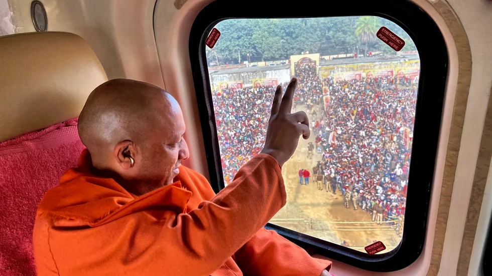 Hindunationalisten och delstaten Uttar Pradeshs chefsminister Yogi Adityanath på väg från ett valmöte med sina anhängare.