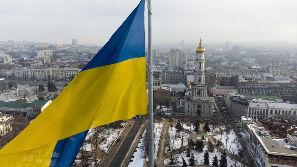 Ukrainas flagga vajar över centrala Charkiv i östra Ukraina, bara fyra mil från gränsen mot Ryssland.