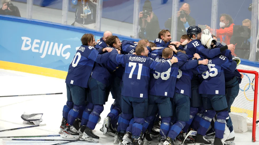 Mörkblått kramkalas. Finländsk glädje efter historiens första OS-guld.