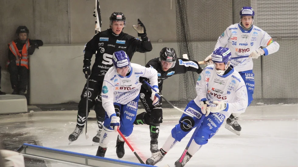 IFK Motala, Olle Nordlund närmast kameran, tar sig ur en trång situation nära hörnflaggan på egen planhalva. Det var som väntat en helt jämn match i Göransson arena, trots tidigt underläge för bortalaget. Men Saik hade initiativet och vann. Nu blir det åttondelsfinal för IFK om en vecka.