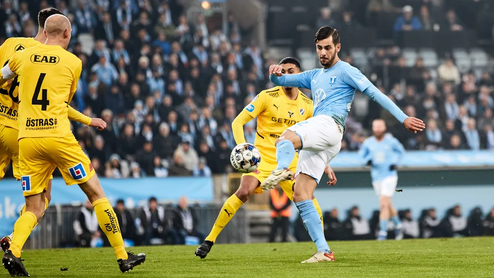 Riksidrottsförbundet (RF) utreder hotbilder mot svenska ligamodeller, exempelvis om allsvenska lag vill gå med i en utbrytarliga. På bilden en allsvensk match mellan Malmö FF och Halmstad. Arkivbild.