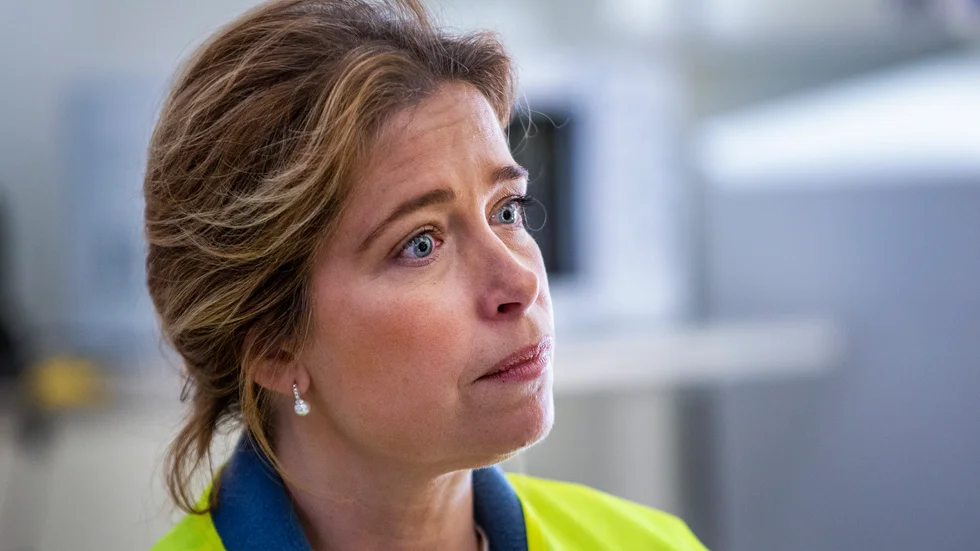 Annika Strandhälls memoarer "Att stå kvar när det blåser" hålls fram som "föredömligt korta" i Marja Lemnes och Inge Gustafssons genomgng av aktuella politiska memoarer.