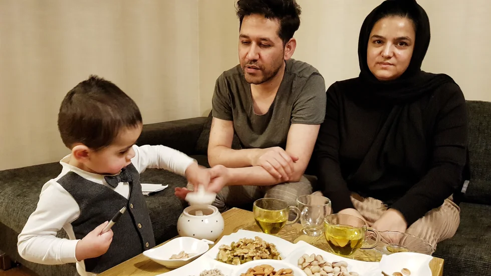 "Arbetsgivaren hade aldrig tänkt på att tjänsten skulle behöva utannonseras och det hade inte jag heller", säger Khaleq Rahmani, här med hustrun Elahe och sonen Ilia.