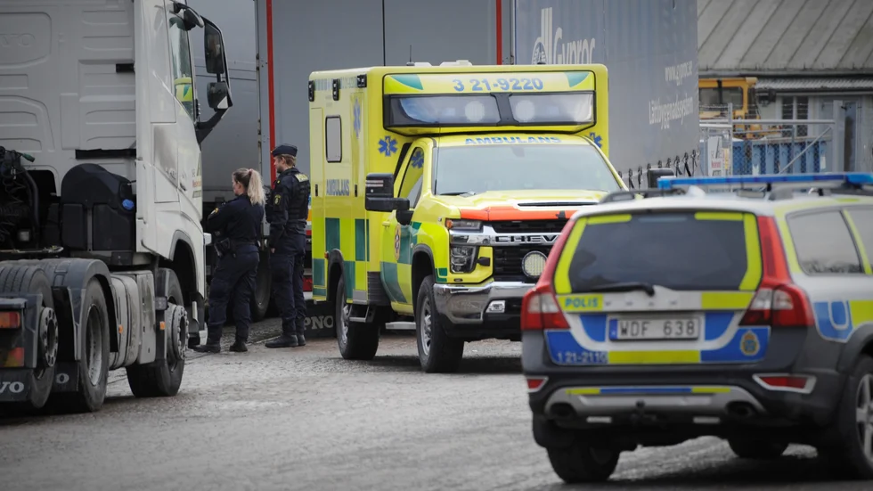 En person hittades död i hamnen i Enköping.