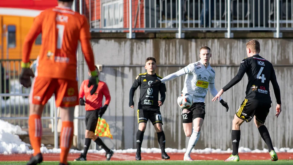 Axel Qvist på väg framåt i Motala AIF:s träningsmatch mot Smedby. 0-0 slutade matchen, en match där Maif inte visade något extra framåt.