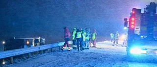 Buss med passagerare låg på sidan av vägen – en person till sjukhus i ambulans