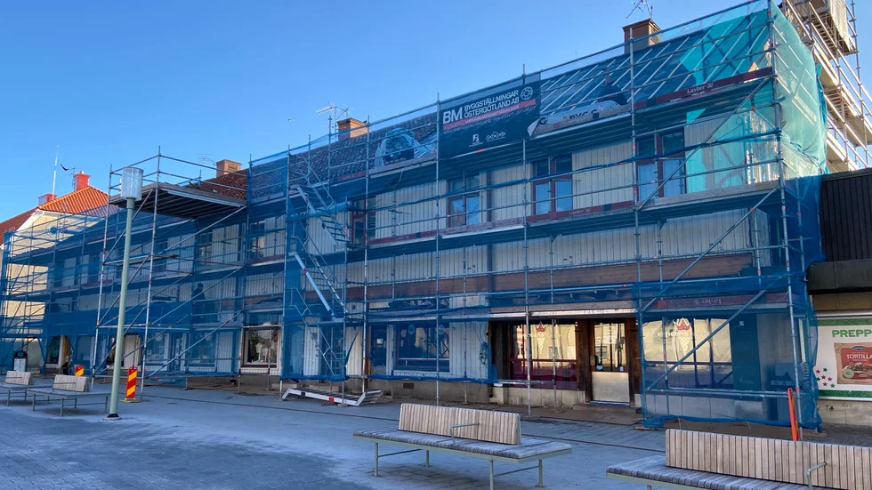 Efter att underhållet av Mauritzonska fastigheten varit eftersatt i flera års tid har kommunen nu kommit igång med renoveringen. 